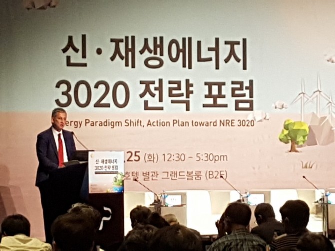 25일 열린 신재생에너지 3020 전략포럼에서 ‘노르딕 국가의 에너지 전환과 교훈’이란 주제로 기조 강연을 맡은 매츠 잉그스트롬 과학혁신참사관이 스웨덴, 덴마크 등 북유럽 지역국가의 신재생에너지 정책과 진행 과정을 설명하고 있다. - 김진호 제공